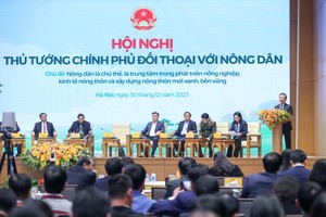 Prime Minister Pham Minh Chinh (C) chairs dialogue with farmers in 2023 (Photo: SGGP)