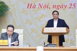 Prime Minister Pham Minh Chinh (right) and National Assembly (NA) Chairman Tran Thanh Man on December 25 co-chair a hybrid conference on the implementation of the laws and resolutions passed by the 15th legislature at its eighth session. (Photo: SGGP)