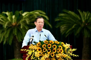 Chairman of the People’s Committee of the City Phan Van Mai delivers his speech at the meeting. (Photo: SGGP)
