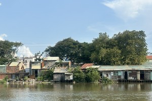 The institute will distribute 46,452 survey forms to houses along canals in the city. (Photo: SGGP)