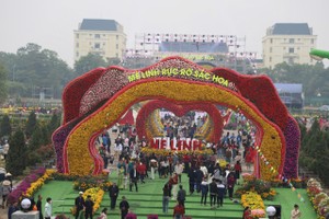 2024 Me Linh Flower Festival opens.