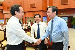 Secretary of the Ho Chi Minh City Party Committee Nguyen Van Nen (L), Chairman of the Party Committee of the city Phan Van Mai (R), and Standing Vice Chairman of the municipal Party Committee Duong Ngoc Hai (C) at the conference (Photo: SGGP)