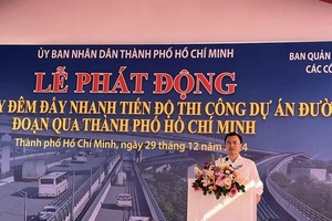 Vice Chairman of the Ho Chi Minh City People's Committee, Bui Xuan Cuong emphasizes the importance of the Ring Road 3 project, one of the key works of the city and the region. (Photo: SGGP)