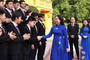 Vice State President Vo Thi Anh Xuan congratulates students who won prizes at international Olympiads and international science-technology competitions in 2024. (Photo: VNA)