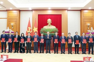 Party General Secretary To Lam presents decisions on the authority, functions, tasks, organizational structures, and working relations of the 13 agencies. (Photo: VNA)