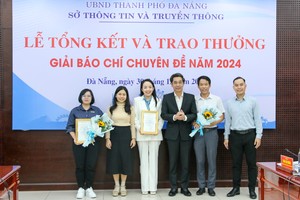 Vice Chairman of the People's Committee of Da Nang City, Tran Chi Cuong (3rd, R) offers the first prizes to journalist Xuan Quynh of the SGGP Newspaperand the group of authors from Da Nang Newspaper. (Photo:SGGP)