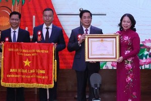 Vice State President Vo Thi Anh Xuan (R) presents the title of Labor Hero to the city’s University of Medicine and Pharmacy Hospital. (Photo: SGGP)