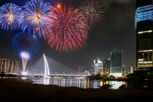 A spectacular fireworks display at midnight on January 1, 2025 in Ho Chi Minh City. (Photo: SGGP)