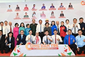 HCMC's leaders and former leaders, and 14 outstanding young citizens in 2024 (Photo: SGGP)