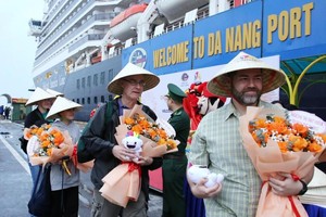 First cruise tourists visit Da Nang city on January 1. (Photo: VNA)