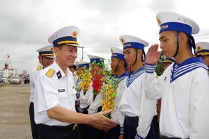 Colonel Do Hong Duyen, Deputy Political Commissar of the Naval Region 2, leads the delegation to visit troops stationed on DK1 platforms, station 590, and Con Dao Island. (Photo: SGGP)
