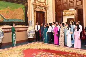 Outstanding individuals and organizations with silent contributions in 2024 take part in a sightseeing tour to the Ho Chi Minh City People's Committee headquarters(Photo: SGGP).