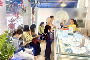 Customers trade gold at a store. (Photo: SGGP)