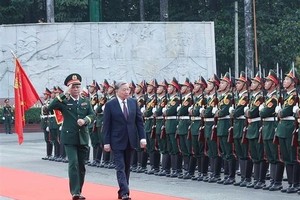 Party General Secretary To Lam (right), who is also Secretary of the Central Military Commission, review the guard of honour during his working visit to Military Region 7 on January 8. (Photo: VNA)