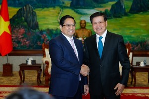 Prime Minister Pham Minh Chinh (L) meets with Lao Party General Secretary and State President Thongloun Sisoulith in Vientiane on January 10. (Photo: VGP)