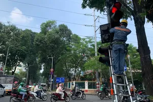 Workers are installing traffic signs permitting vehicles to turn right at red lights at Pasteur - Dien Bien Phu intersections in the city. (Photo: SGGP)