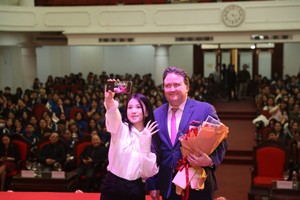Marc Evans Knapper, the U.S. Ambassador to Vietnam attends an exchange with students of the Vietnam National University, Hanoi. (Photo: SGGP)