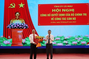 Politburo member, Secretary of the Party Central Committee, Head of the Central Organization Commission Le Minh Hung (R) presents the Politburo's decision on the transfer and appointment to Mr. Nguyen Ho Hai. (Photo: SGGP)