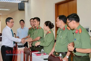 Mr. Nguyen Phuoc Loc extends his best wishes to police officers of the Internal Security Division (PA02). (Photo: SGGP)