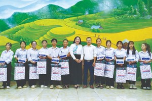 Mrs. Bui Thi Hong Suong, Deputy Editor-in-Chief of the SGGP Newspaper offers gifts to students of the Y La High School in Tuyen Quang City, Tuyen Quang Province. (Photo: SGGP)