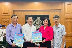 The delegation of officials of Thu Duc City pays a pre-Tet visit to the Sai Gon Giai Phong (SGGP) Newspaper on January 22. (Photo: SGGP)