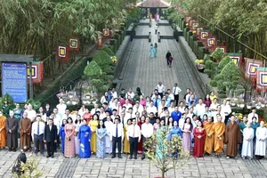 A delegation of Ho Chi Minh City leaders performs the rituals offering banh tet (Vietnamese traditional sticky cake) to the Hung Kings and Marquis Nguyen Huu Canh. (Photo: SGGP)