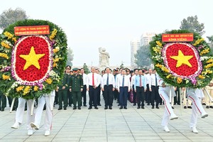 Ho Chi Minh City Party Committee Secretary Nguyen Van Nen leads a delegation of leaders of the City to visit Ho Chi Minh City Martyrs' Cemetery on January 25. (Photo: SGGP)