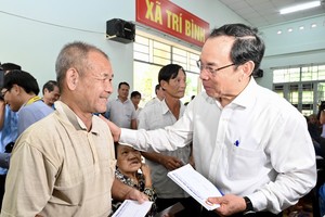 Secretary of the Ho Chi Minh City Party Committee, Nguyen Van Nen, presents Tet gifts to residents in Chau Thanh District, Tay Ninh Province, on January 26. (Photo: SGGP)