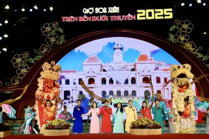 Ho Chi Minh City’s unique floating flower market officially open on January 24 on the Tau Hu-Ben Nghe canal along the street of Ben Binh Dong in District 8. (Photo: SGGP)