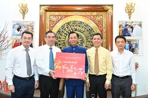 A delegation led by Vice Secretary of the HCMC Party Committee Nguyen Phuoc Loc extends Tet greetings to Knight of Grand Cross Le Duc Thinh. (Photo: SGGP)