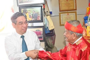 Vice Secretary of the Ho Chi Minh City Party Committee Nguyen Phuoc Loc wishes researcher Nguyen Dinh Tu a happy and healthy life. (Photo: SGGP)