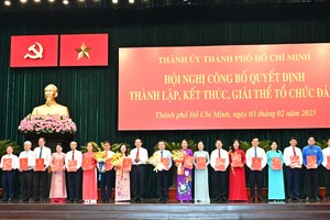 Secretary of the Ho Chi Minh City Party Committee Nguyen Van Nen hands over decision on establishing the Party Organization of the Party agencies in the city. (Photo: SGGP)