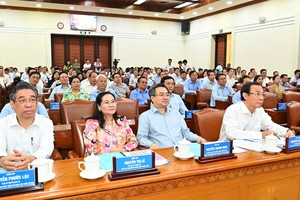 Secretary of the Ho Chi Minh City Party Committee Nguyen Van Nen (R) and delegates attend the conference. (Photo: SGGP)