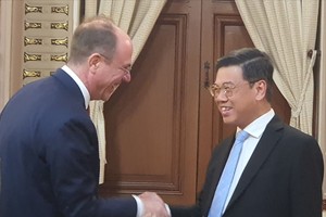 Vice Chairman of the Ho Chi Minh City People's Committee, Nguyen Van Dung (R), receives Mr. Patrick Hemmer, Ambassador of Luxembourg to Thailand cum designated Ambassador to Vietnam, in the city on February 5. (Photo: SGGP)