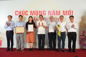 Chairman of the Ho Chi Minh City People’s Committee Phan Van Mai (C) and Head of the Propaganda and Education and Mass Mobilization Commission Nguyen Manh Cuong (R) offer awards to journalists of Sai Gon Giai Phong (SGGP) Newspaper. (Photo: SGGP)