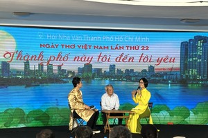 Poet Hoai Vu (C) attends an exchange at the Vietnam Poetry Day 2024 in Ho Chi Minh City. (Photo: SGGP)