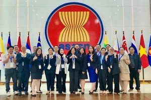 Representatives of Vietnam SPS Office and negotiators of other ASEAN countries posing for a photo in Indonesia (Photo: Vietnam SPS Office)