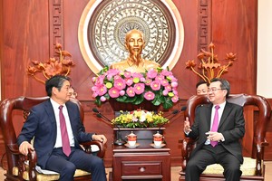 Standing Vice Secretary of the Ho Chi Minh City Party Committee Nguyen Thanh Nghi receives the Japanese Ambassador to Vietnam, Ito Naoki, on February 17. (Photo: SGGP)