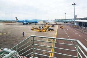 The single runway in Phu Cat Airport that has been put into operation for nearly 60 yeart is gradually deteriorating. (Photo: SGGP)