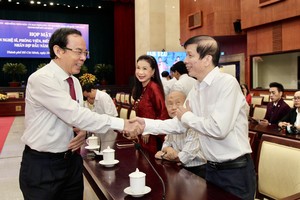 Secretary of the Ho Chi Minh City Party Committee Nguyen Van Nen (L) and Deputy Editor-in-Chief in charge of Sai Gon Giai Phong (SGGP) Newspaper, journalist Nguyen Khac Van (Photo: SGGP)