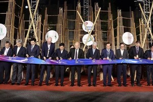 Delegates cut a ribbon to kick off HawaExpo 2025 (Photo: VNA)