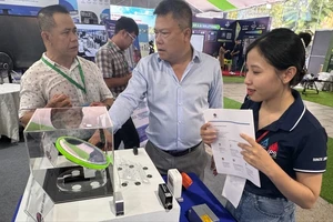 The semiconductor products from the High-Tech Park of Ho Chi Minh City are introduced at an exhibition in Ho Chi Minh City in 2024. (Photo: SGGP)