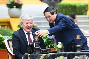PMs of Vietnam, Kyrgyzstan visit President Ho Chi Minh's Stilt House