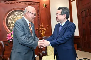 Standing Vice Secretary of the Ho Chi Minh City Party Committee Nguyen Thanh Nghi (R) receives Special Advisor to the Japan-Vietnam Parliamentary Friendship Alliance, Takebe Tsutomu, on March 7. (Photo: SGGP)