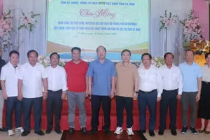Secretary of the Party Committee of Ca Mau Province, Nguyen Ho Hai (C) and officials of the Ho Chi Minh City delegation attend the event. (Photo: SGGP)