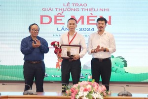 On behalf of writer Ly Lan, representative of the Tre (Youth) Publishing House receives the Cricket Knight prize in 2024. (Photo: SGGP)