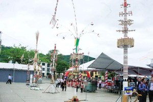 An exhibition introducing the art of decorating the Neu tree of the ethnic minority of Co is held in Quang Ngai Province's Tra Bong District. (Photo: SGGP)
