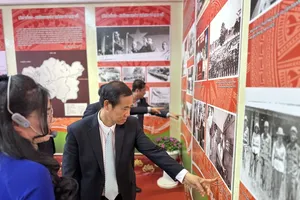 Acting Secretary of the Party Commitee of Lam Dong Province Nguyen Thai Hoc visits the exhibition. (Photo: SGGP)