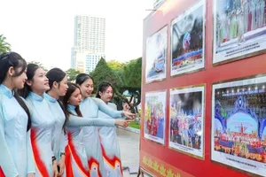 The exhibition attracts many young people. (Photo: SGGP)