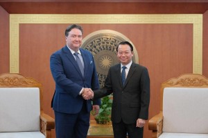Minister of Agriculture and Rural Development Do Duc Duy (R) receives Marc Evans Knapper, the U.S. Ambassador to Vietnam, on March 26.